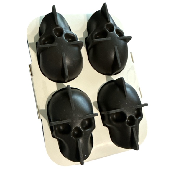$7 When Bundled - Skull Ice Cube Tray - Picture 3 of 3